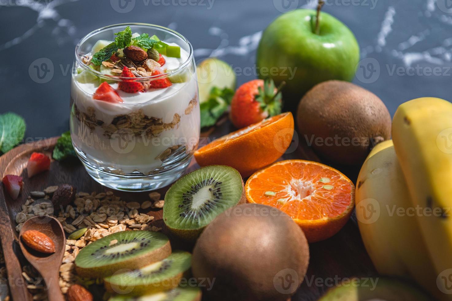 closeup nutrição iogurte com muitas frutas na mesa foto