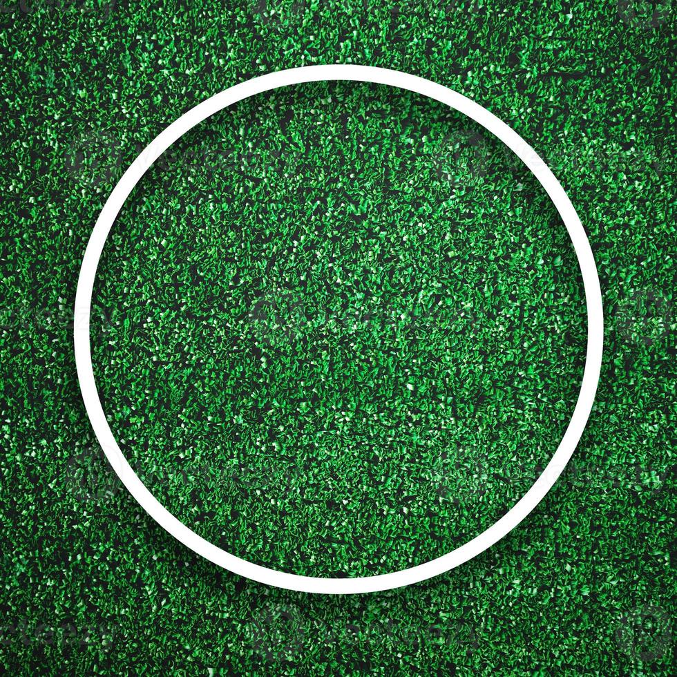 borda circular do quadro branco na grama verde com fundo sombreado foto