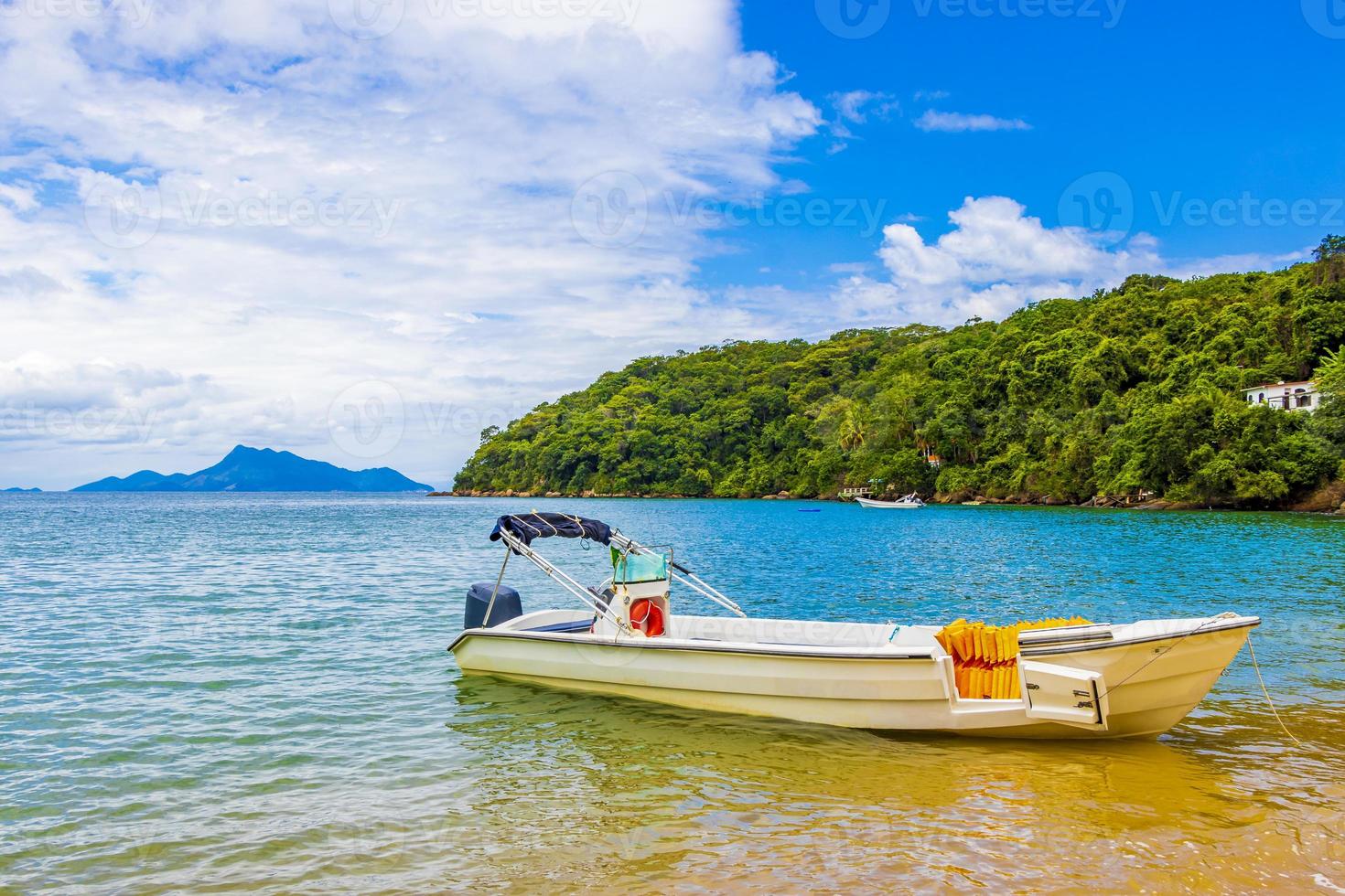 barco na praia de palmas, ilha grande, brasil foto