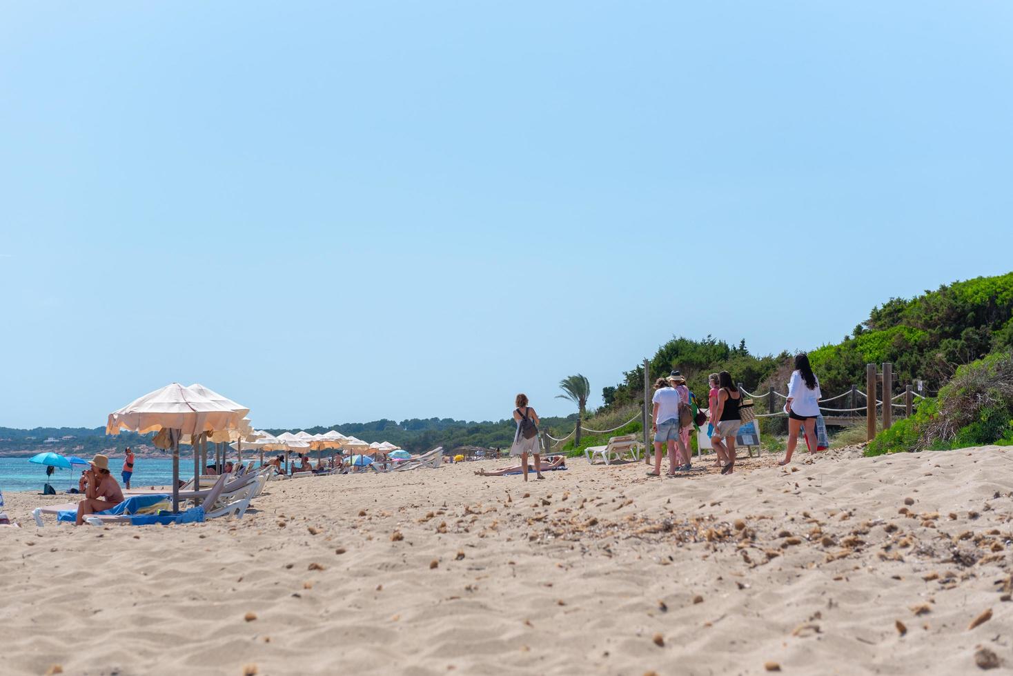 pessoas na praia de migjorn em formentera na espanha em tempos de covid 19 foto