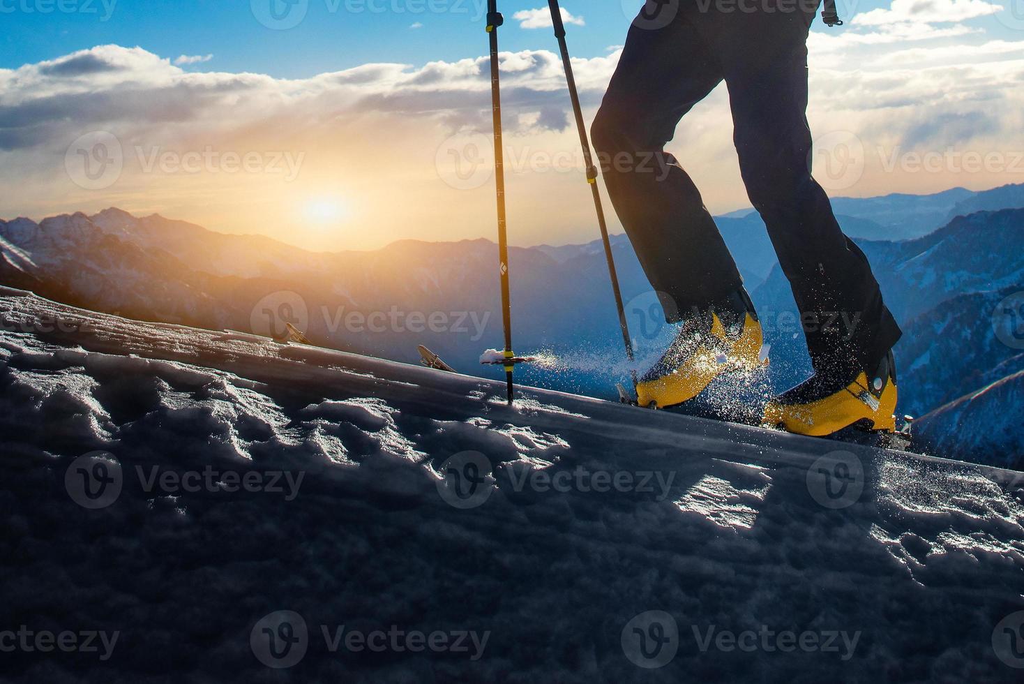 caminhando com esqui alpino foto