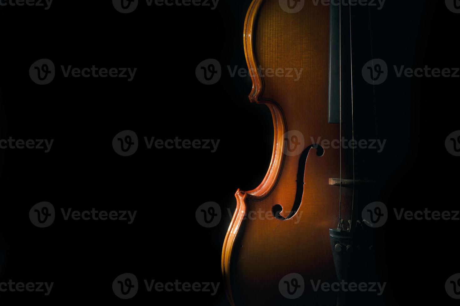 violino em um fundo preto com spot light foto