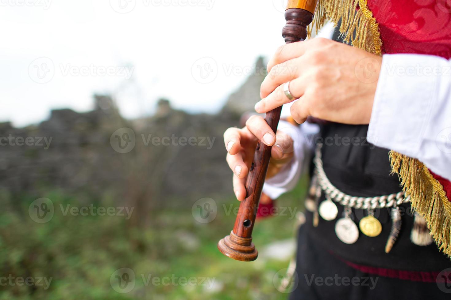 Detalhe do jogador da gaita de foles. com vestido tradicional foto