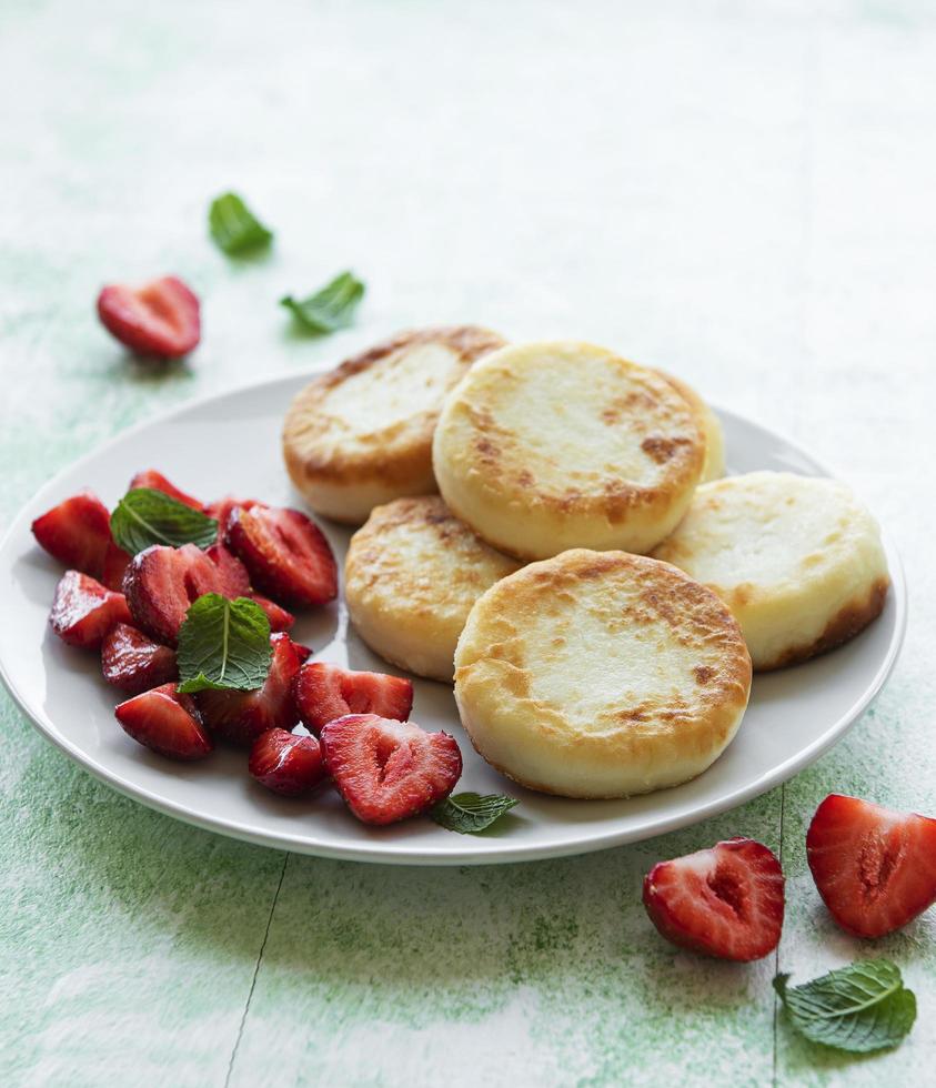 panquecas de queijo cottage, bolinhos de ricota em prato de cerâmica foto