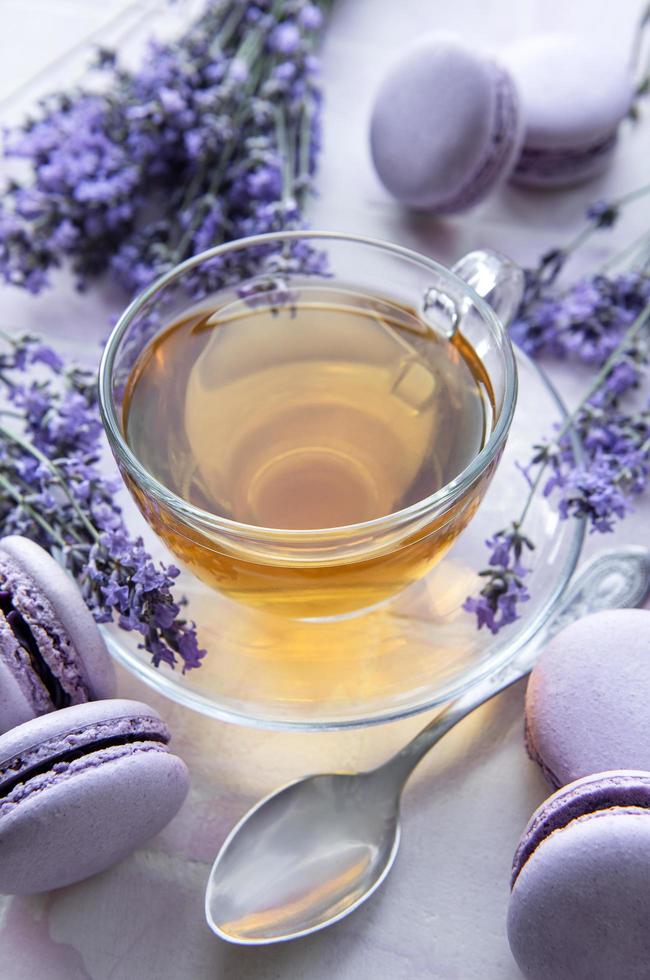 xícara de chá com sobremesa de macaroon com sabor de lavanda foto