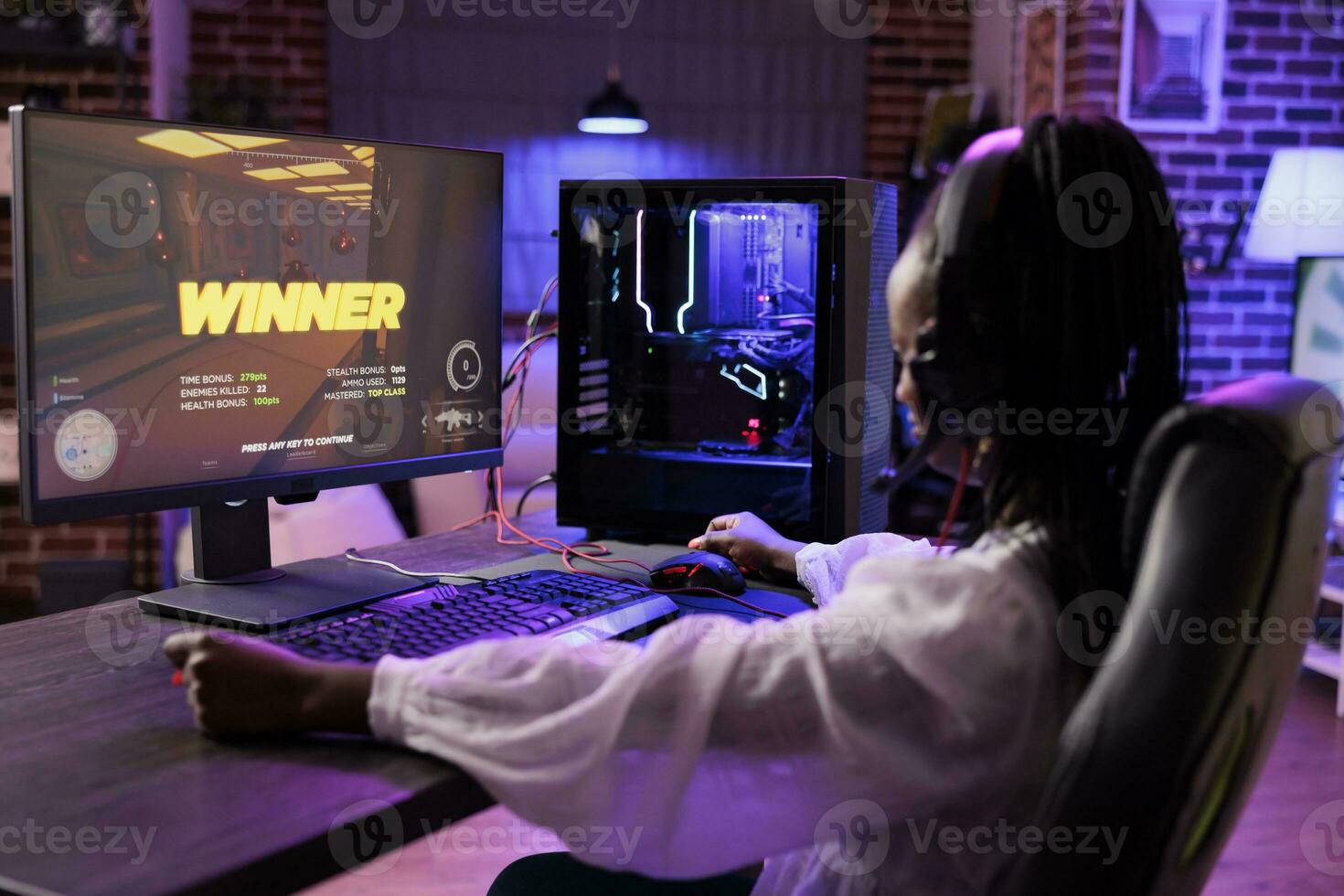 jogador sentindo-me aliviado depois de finalmente ganhando último nave espacial videogame missão, derrotando final patrão vilão. africano americano mulher jogando em eletrônico jogos sistema dentro néon luzes adornar casa foto