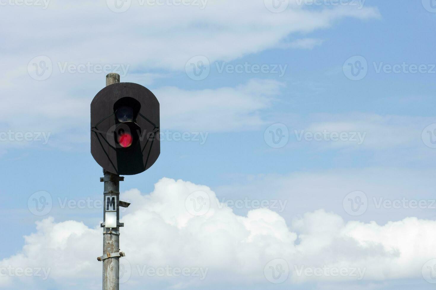 dois iluminado estrada de ferro sinal com vermelho luz foto