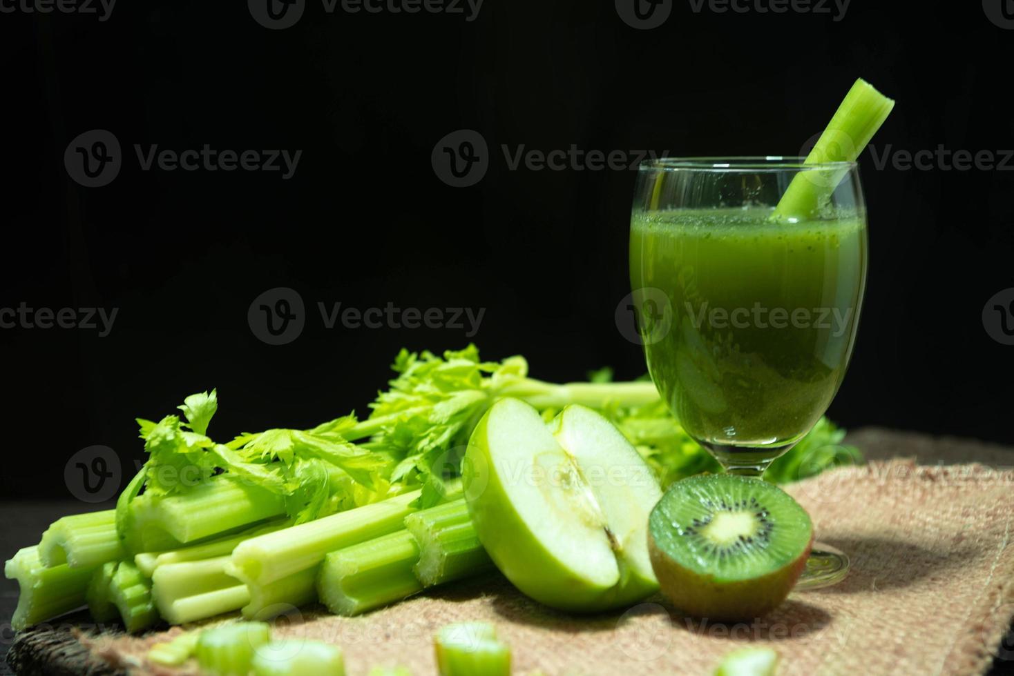 mistura de suco de aipo e maçã verde kiwi em copo de bebida de boas-vindas foto