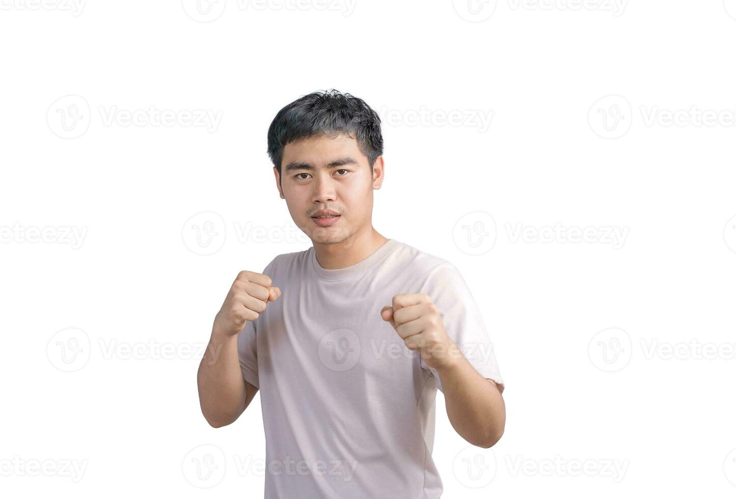 jovem bonito homem vestindo casual camiseta sobre branco fundo. soco punho para lutar, agressivo e Bravo ataque, ameaça e violência, olhando frente dentro boxe punhos e pronto para ataque. foto