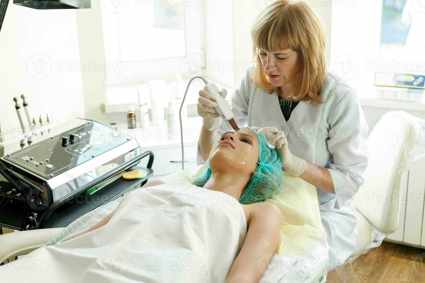 a cosmetologista faz a procedimento ultrassônico face foto