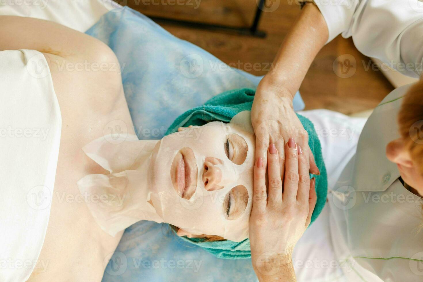 colágeno face mascarar . facial pele tratamento. garrafa com hidratante creme foto