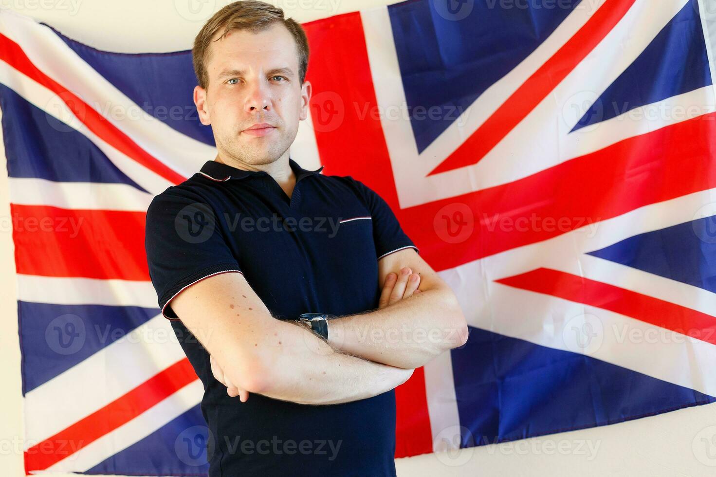 retrato de jovem contra a bandeira britânica foto
