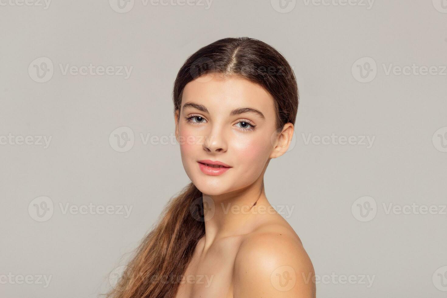 lindo jovem mulher com limpar \ limpo fresco pele toque próprio face foto