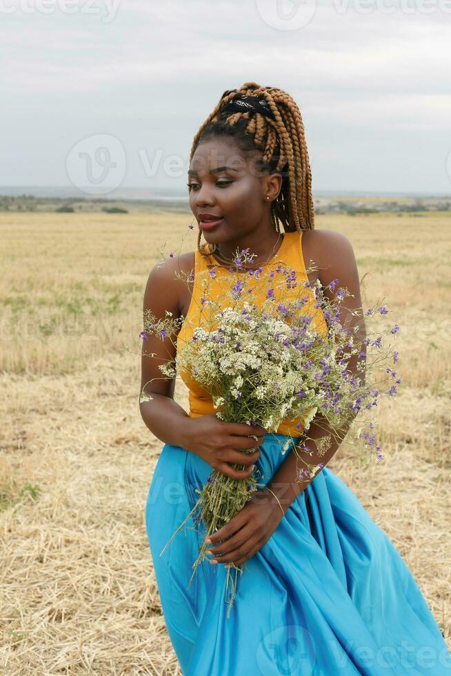 africano americano jovem mulher tendo Diversão ao ar livre às pôr do sol. foto