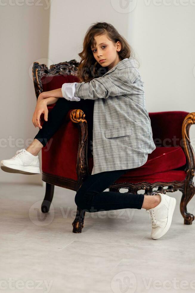 pequeno menina dentro uma cinzento Jaqueta foto