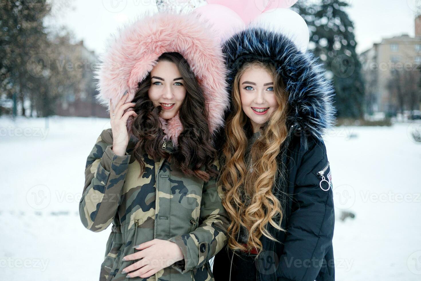 jovem dois mulher inverno retrato. raso dof. foto