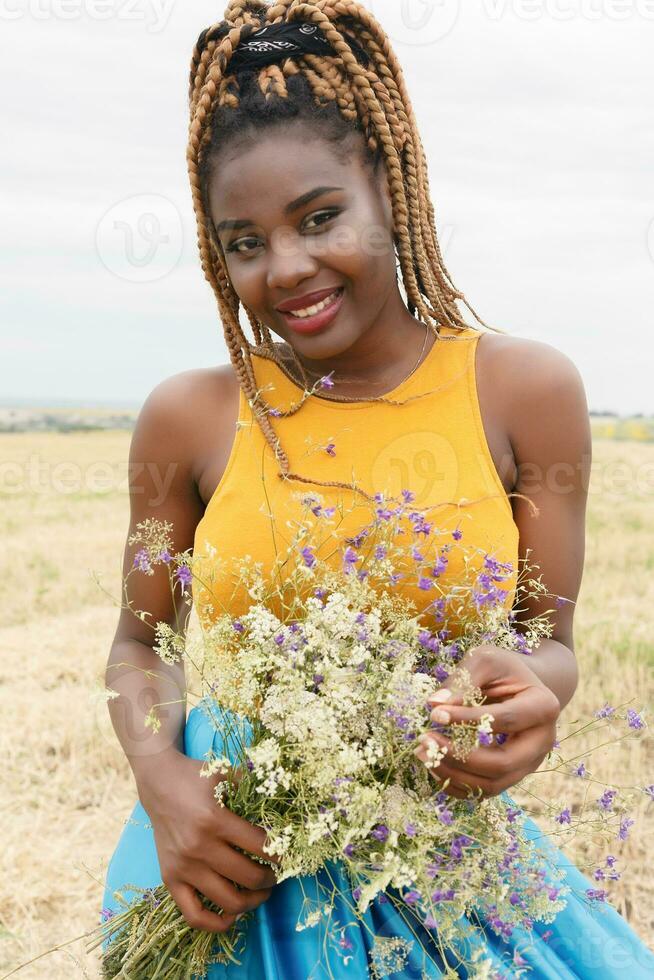 africano americano jovem mulher tendo Diversão ao ar livre às pôr do sol. foto