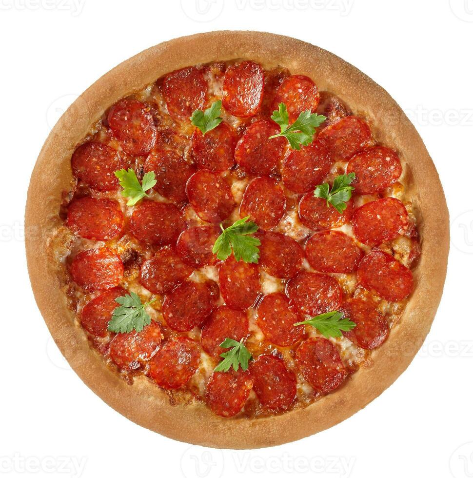 topo Visão do picante calabresa pizza com salsicha, tomate molho, mozzarella isolado em branco foto