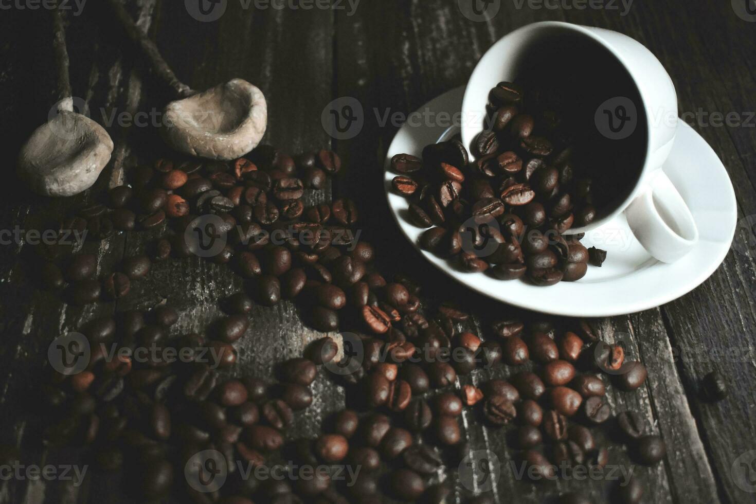 grãos de café na mesa de madeira foto