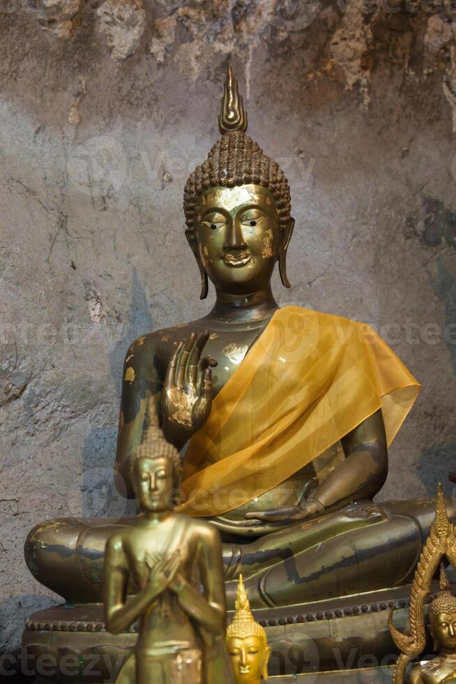 estátuas de Buda no templo da caverna do tigre perto de Krabi, Tailândia foto