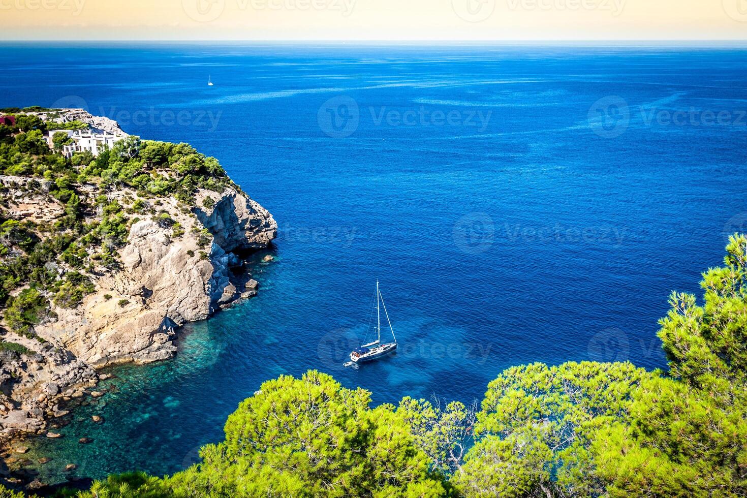 cala tarida dentro ibiza de praia san Jose às balear ilhas foto