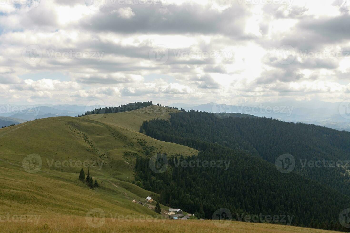 verão panorama dentro montanhas e a Sombrio azul céu com nuvens foto