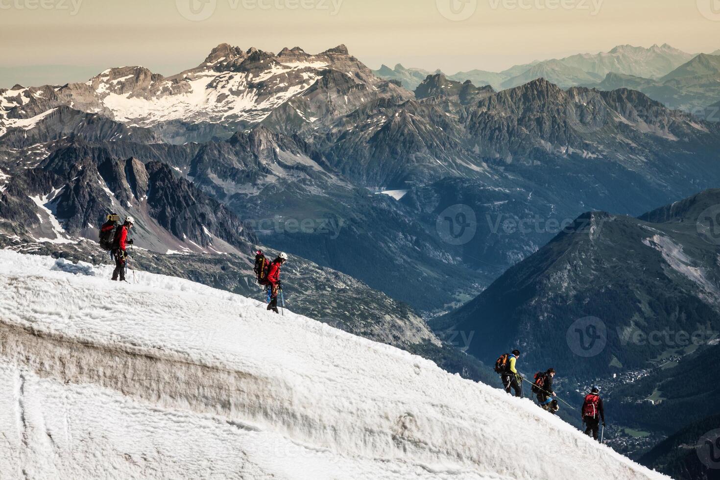 mont blanc, chamonix, alpes franceses. França. - turistas escalando a montanha foto