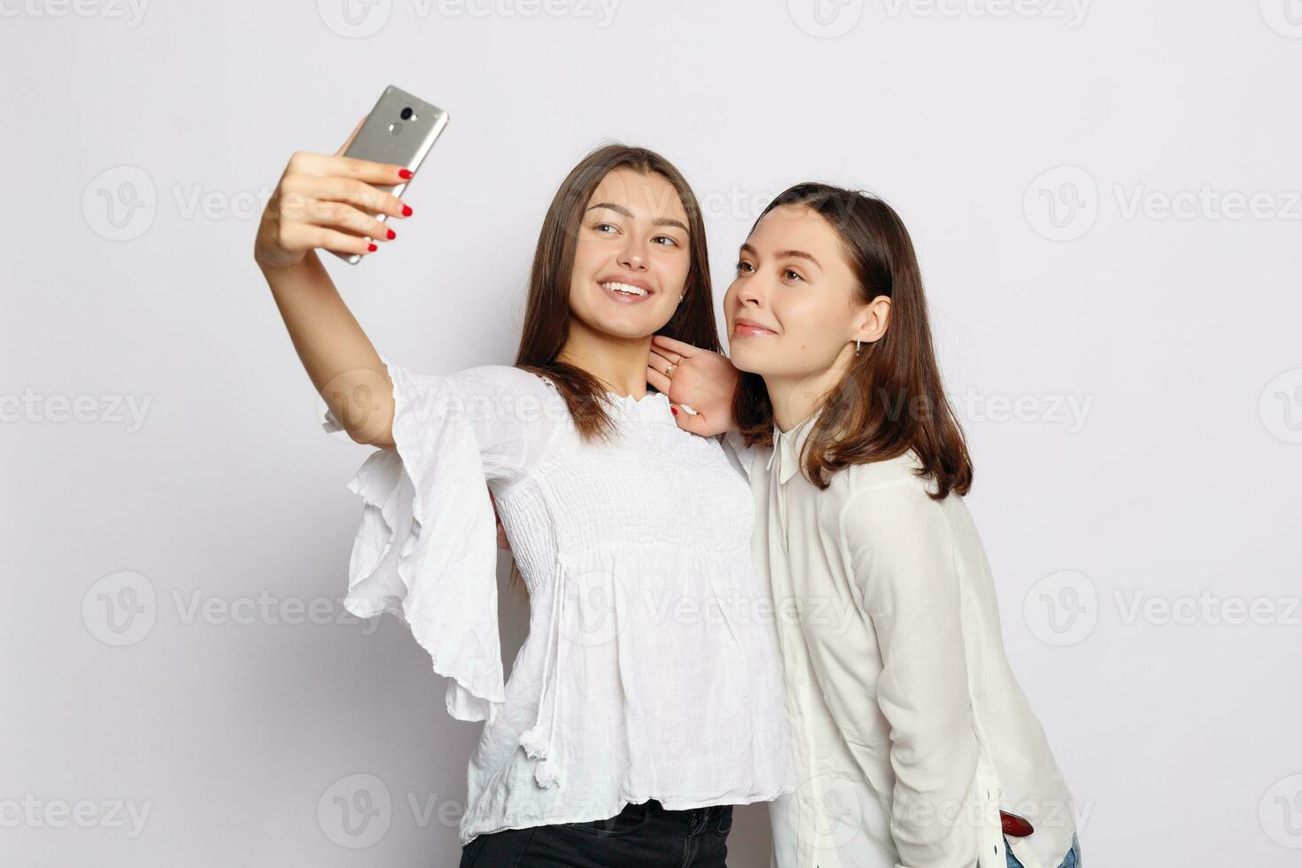 lindo amigas levando uma auto tiro com telefone. foto