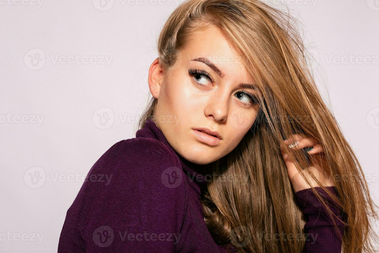 foto do positivo jovem agradável mulher dentro amarelo na altura do joelho