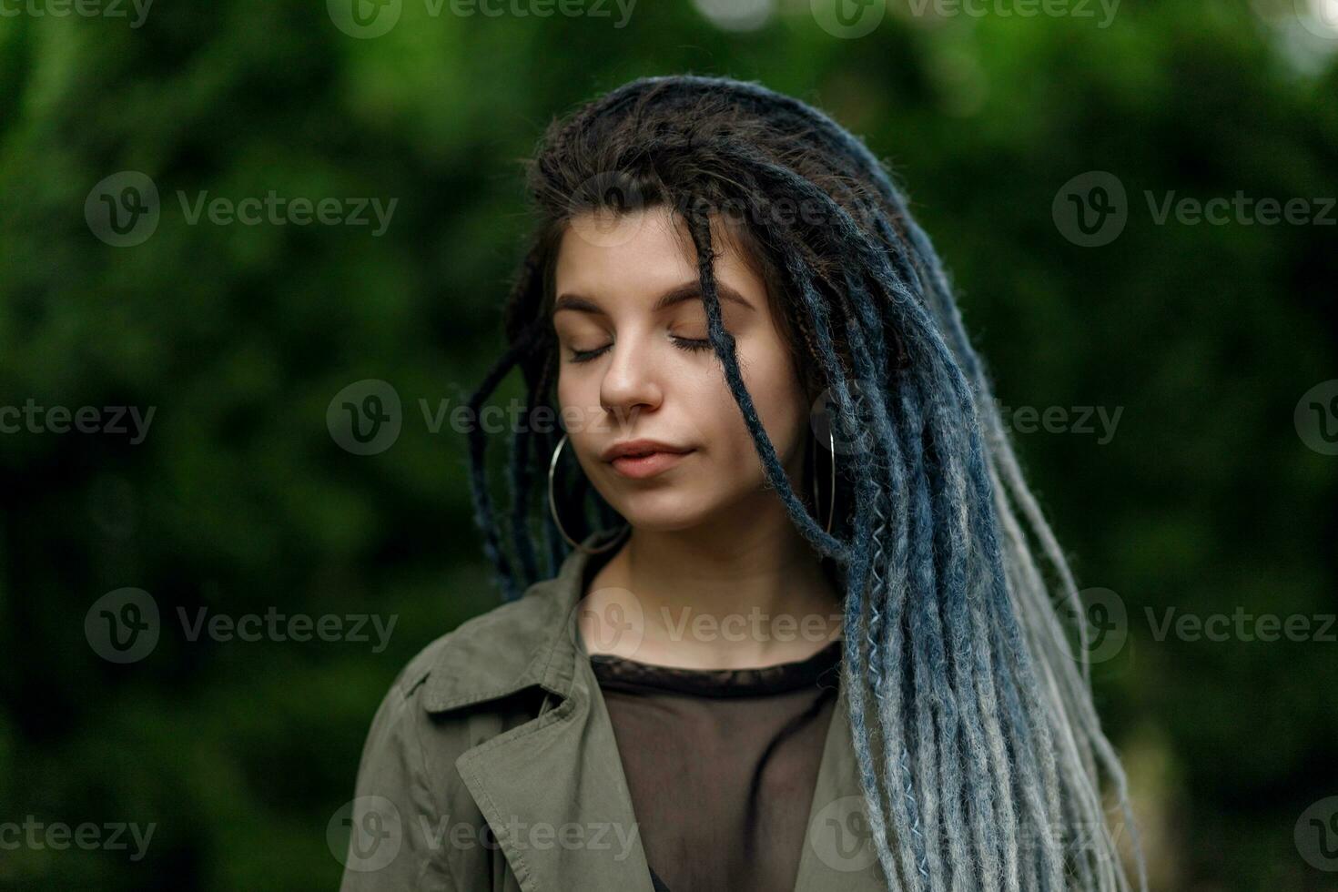 alegre caucasiano menina olhando às a Câmera e sorridente modelo com tranças foto