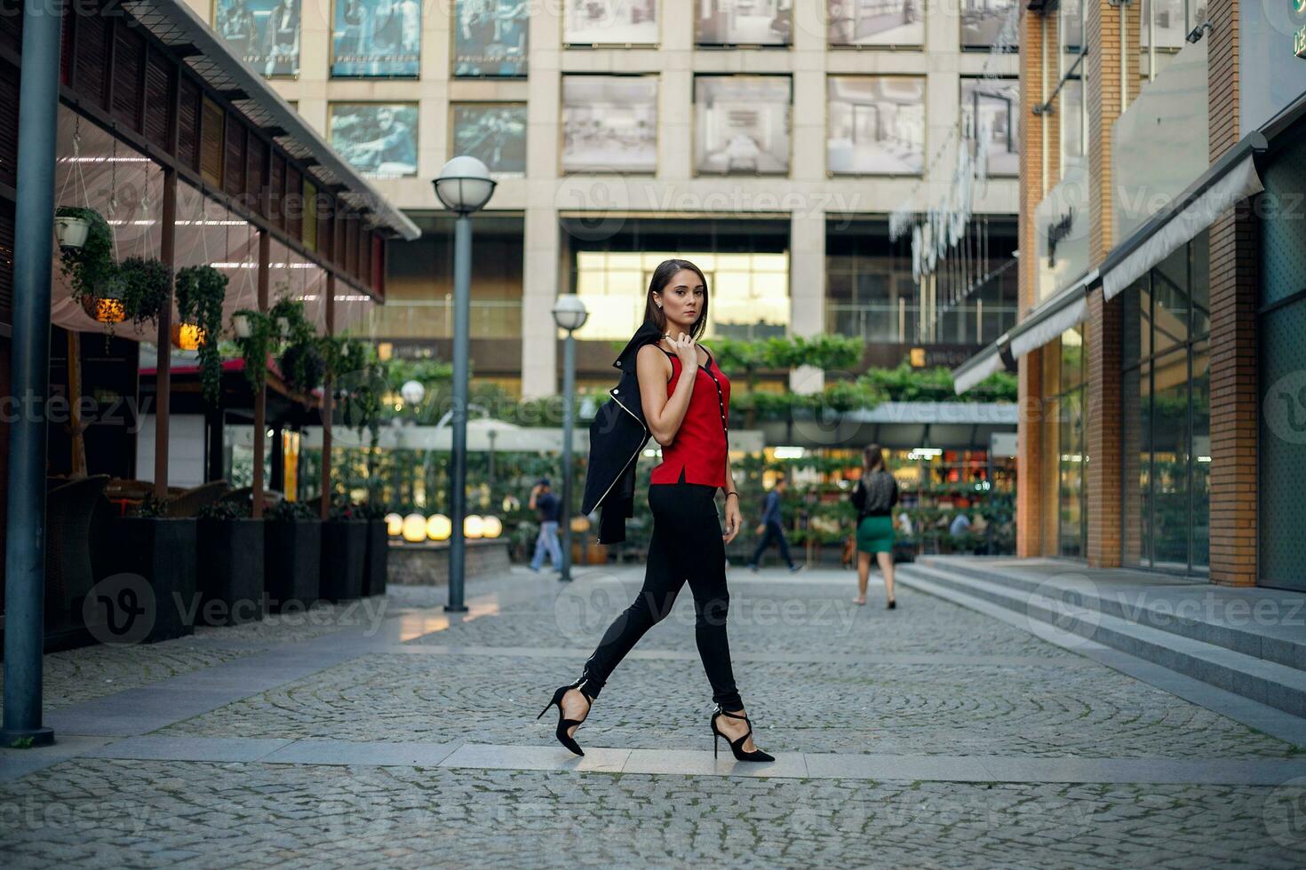 mulher de negócios moderna no escritório com espaço de cópia foto