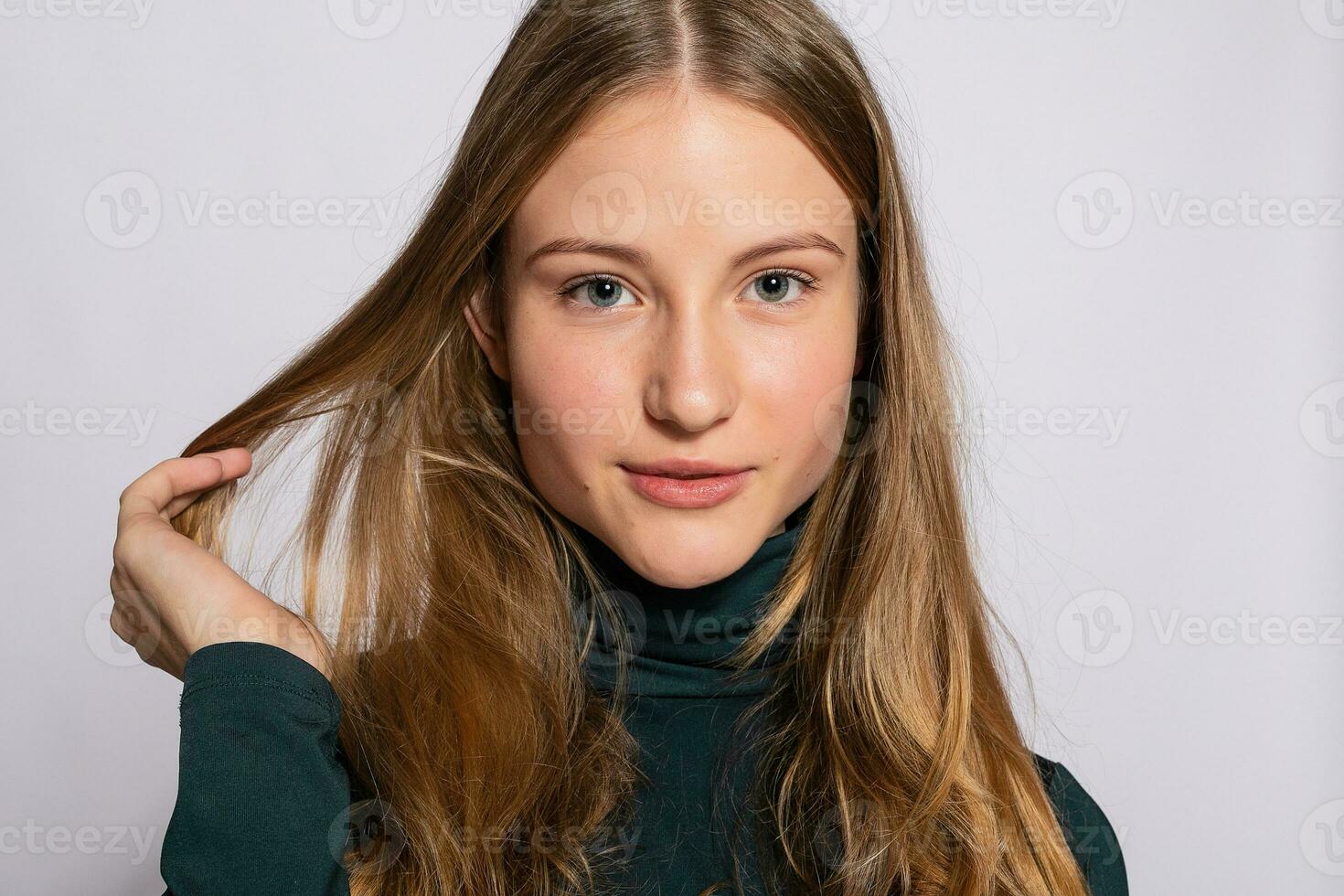 foto do positivo jovem agradável mulher dentro amarelo na altura do joelho