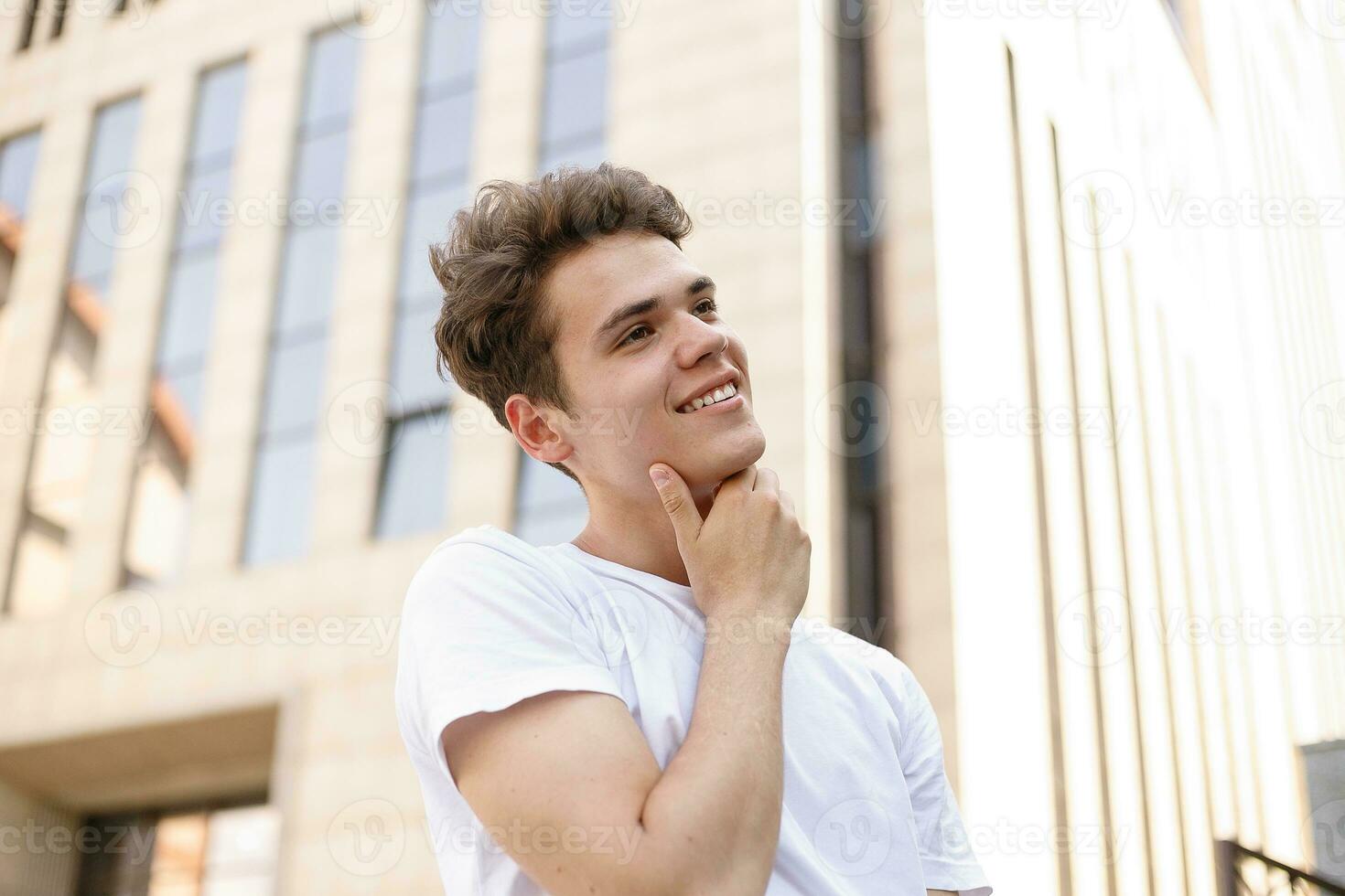 bonito jovem hipster à moda homem dentro branco camisa, Preto calça foto