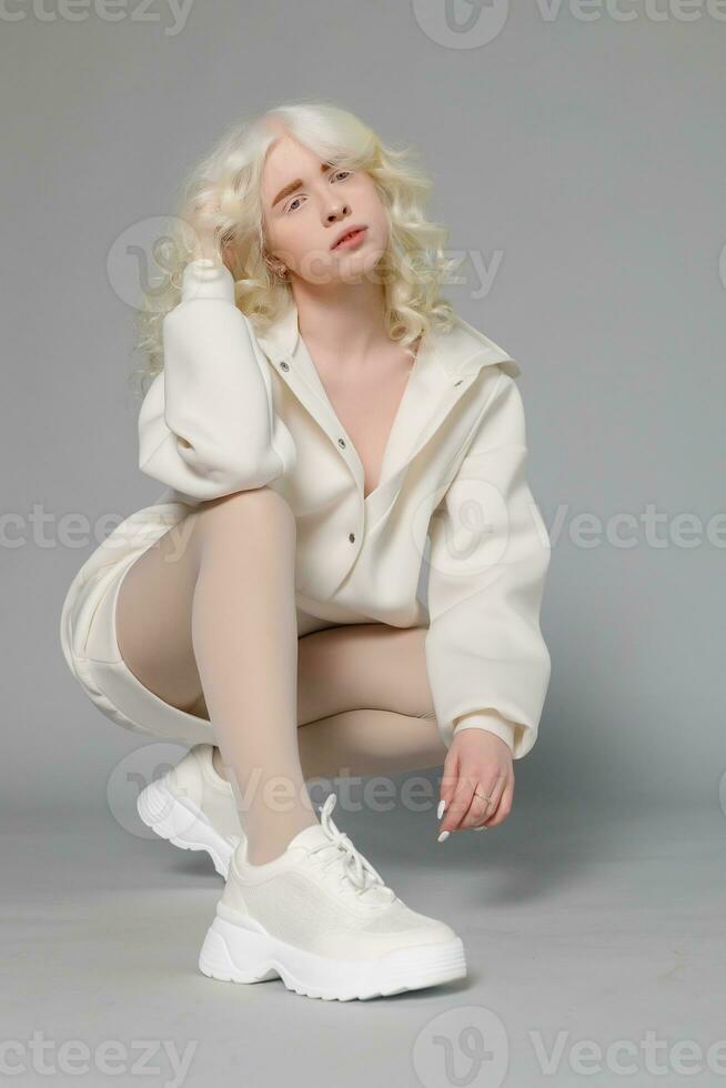 lindo albino menina com branco pele, natural lábios e branco cabelo foto