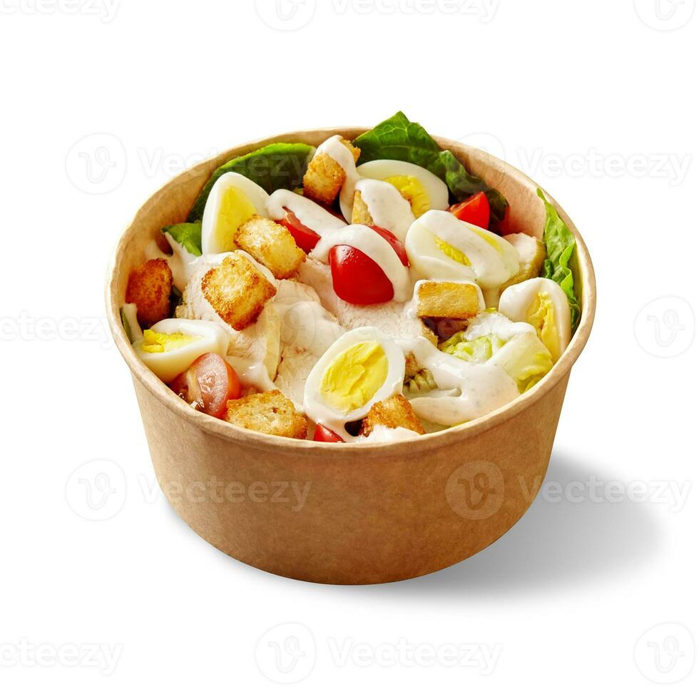 César salada com alface, cereja tomates, Codorna ovos, croutons, frango e molho dentro cartão tigela em branco foto