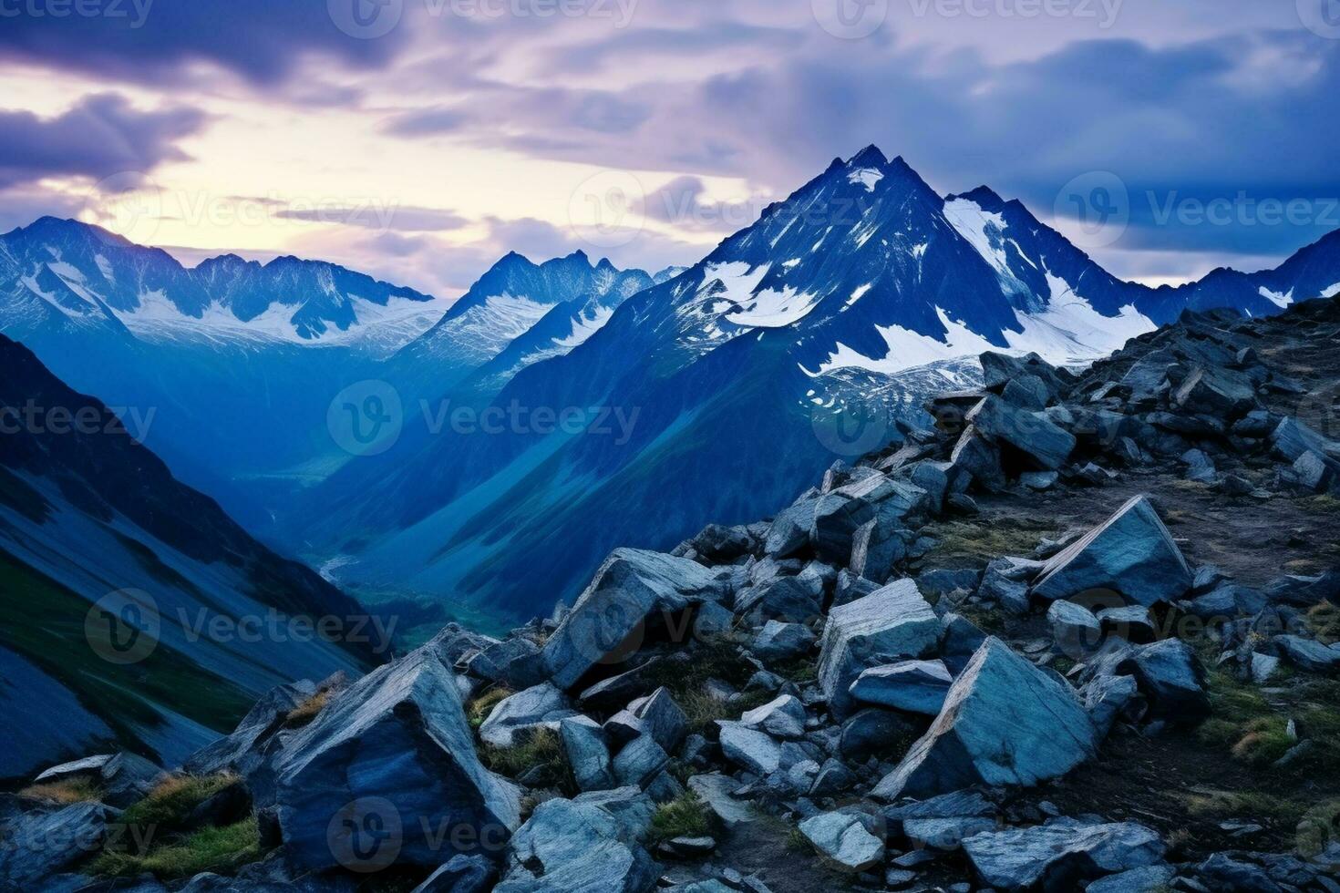 esplêndido vista do glacial terreno às crepúsculo fundo com esvaziar espaço para texto foto