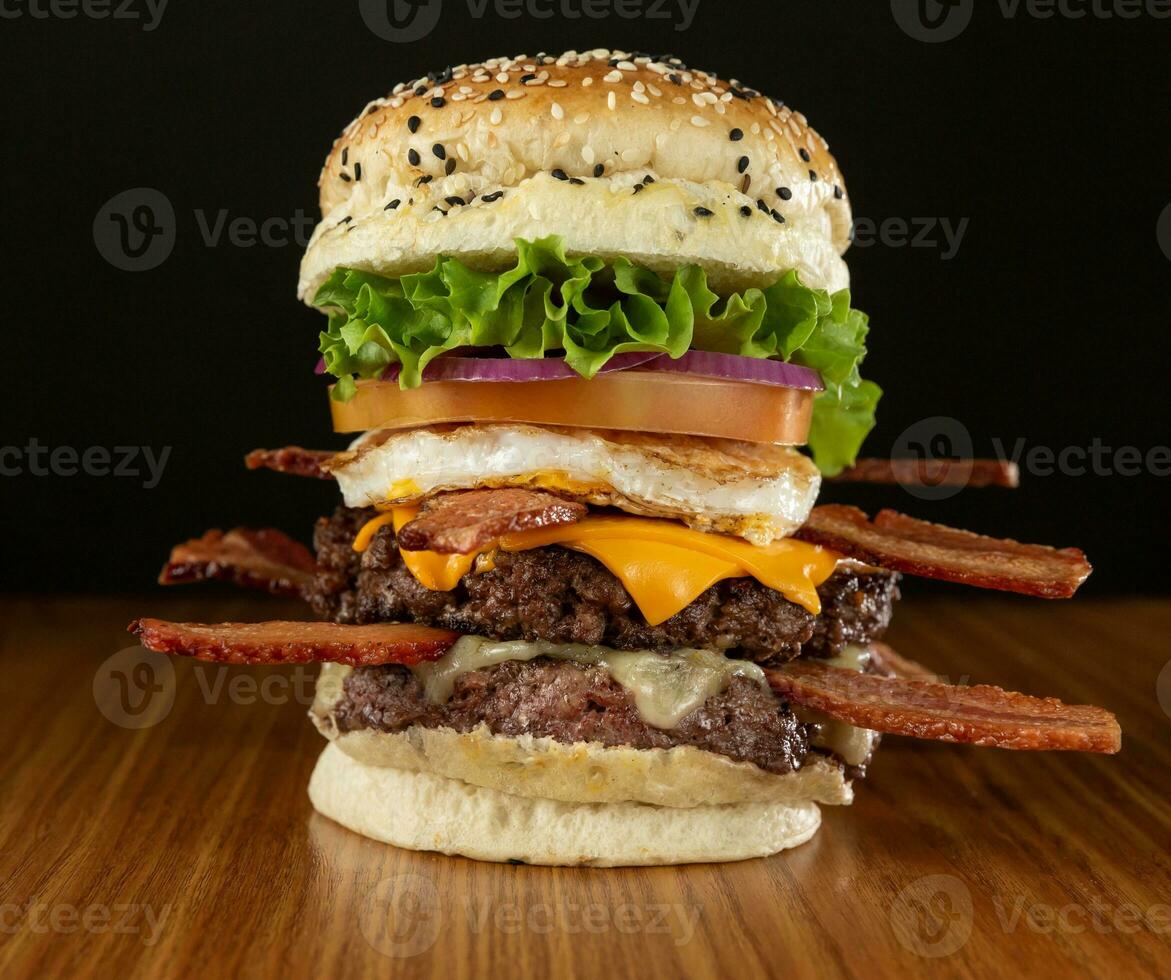 queijo hamburguer - americano queijo hamburguer com dourado francês fritas e fresco legumes foto