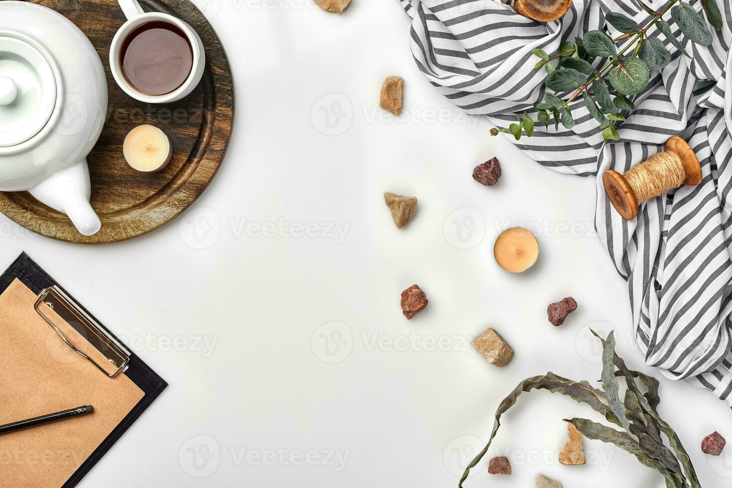 aberto diário com caneta em a mesa perto quente copo do Preto chá foto