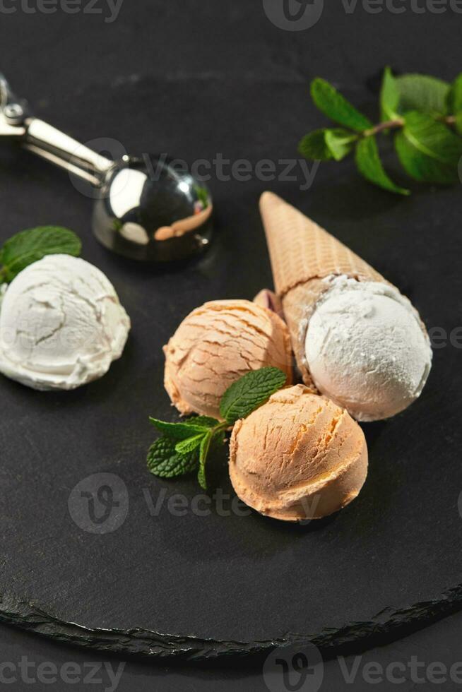 fechar-se tiro do uma cremoso e laranja gelo creme servido em uma Sombrio ardósia, Preto fundo. foto