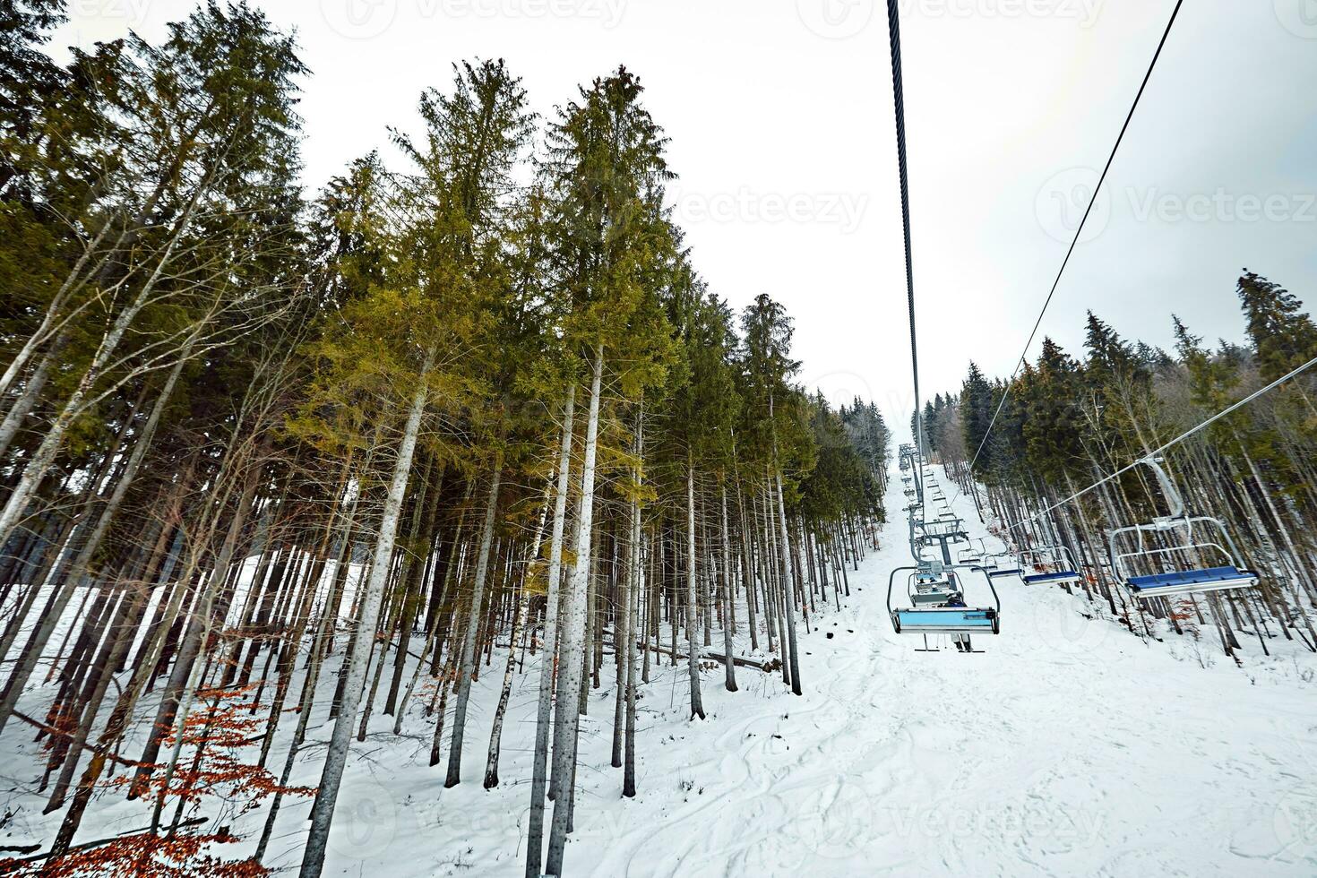 esqui lift às esqui recorrer Bukovel dentro a montanhas em uma ensolarado inverno dia. foto