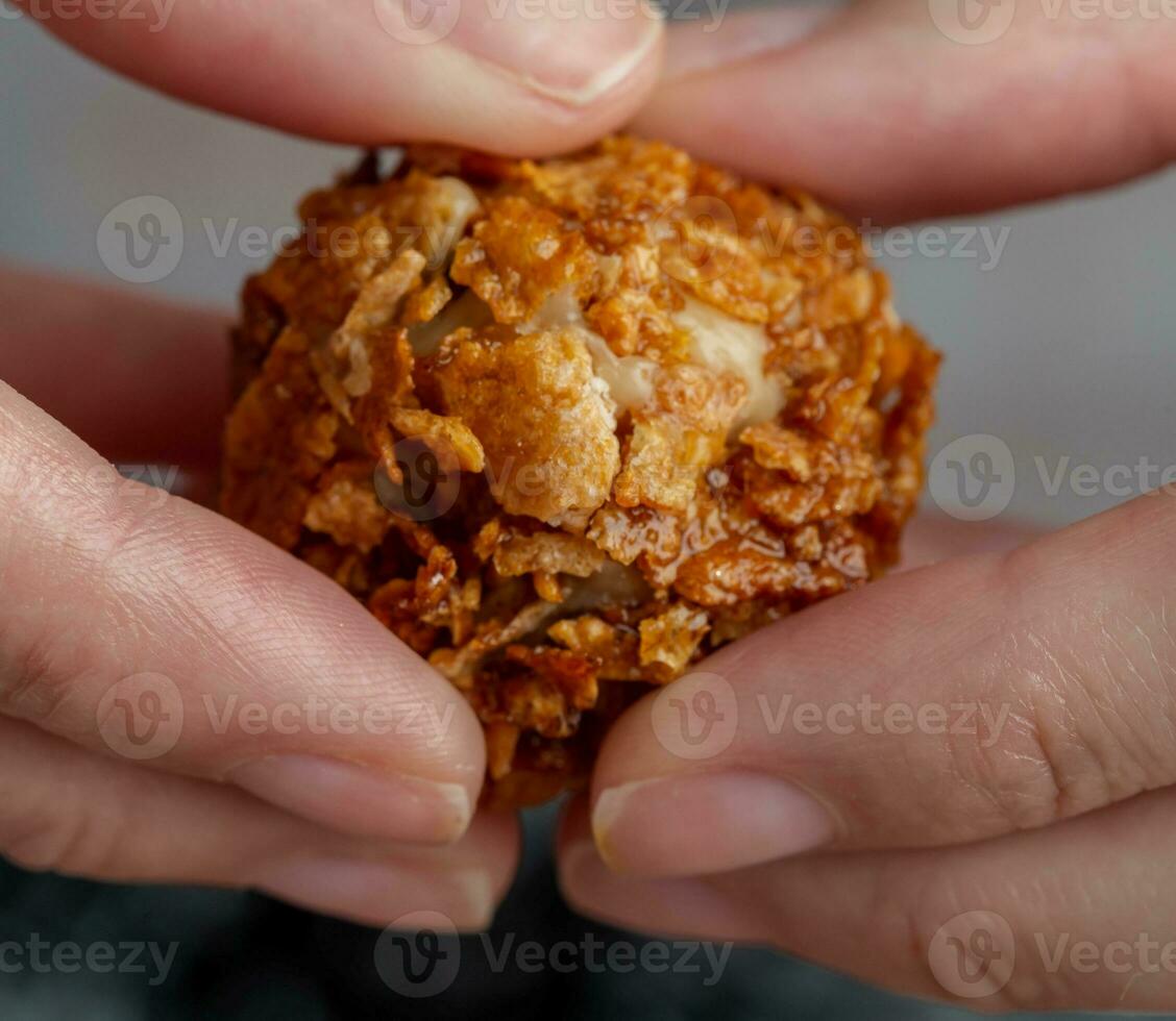 crocantes frito frango bola dentro fêmea mãos, fechar-se foto