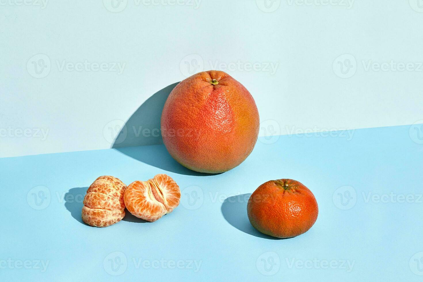 composição do fresco frutas, Toranja e mandarim, metade do descascado mandarim foto