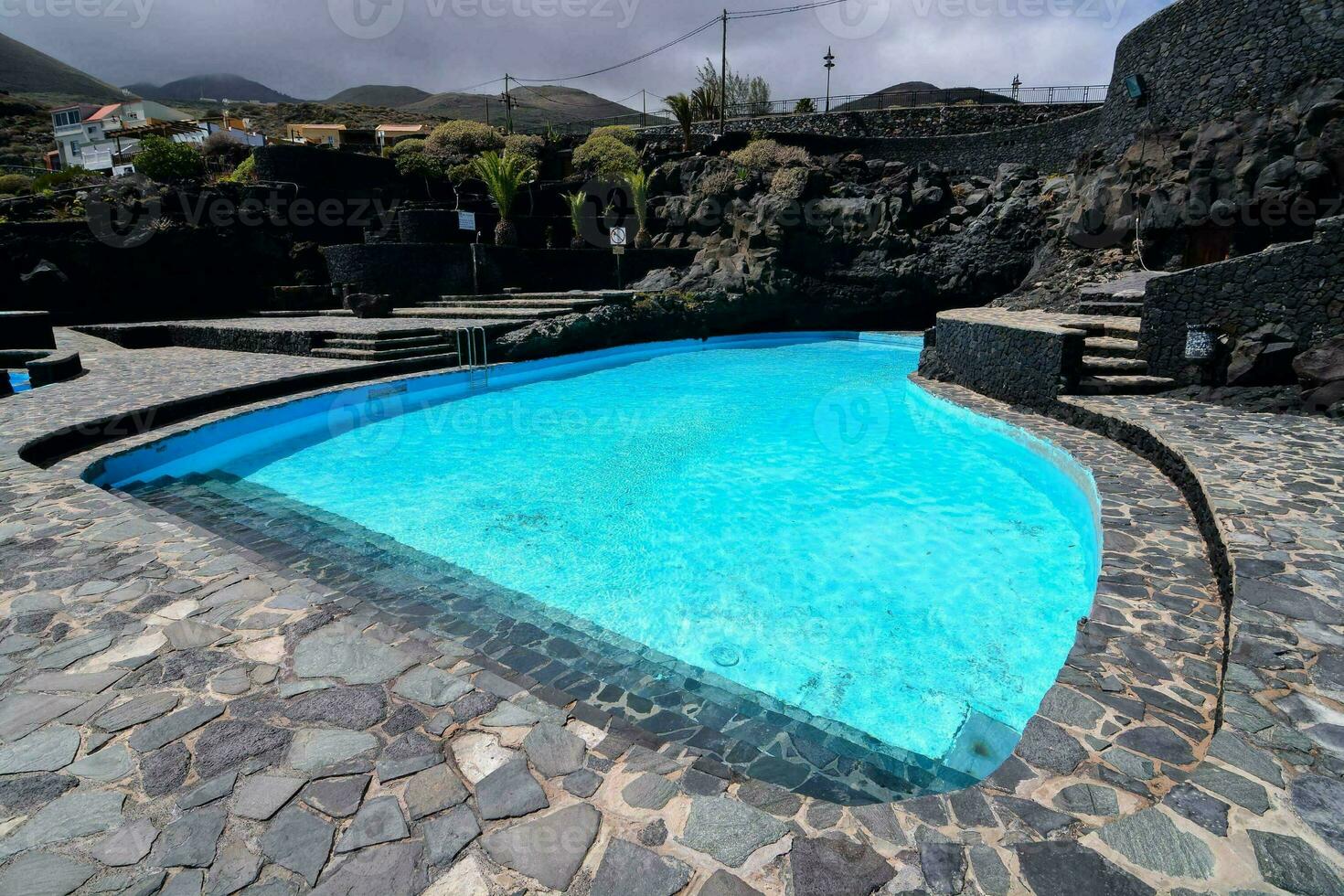 a piscina às a spa dentro a montanhas foto