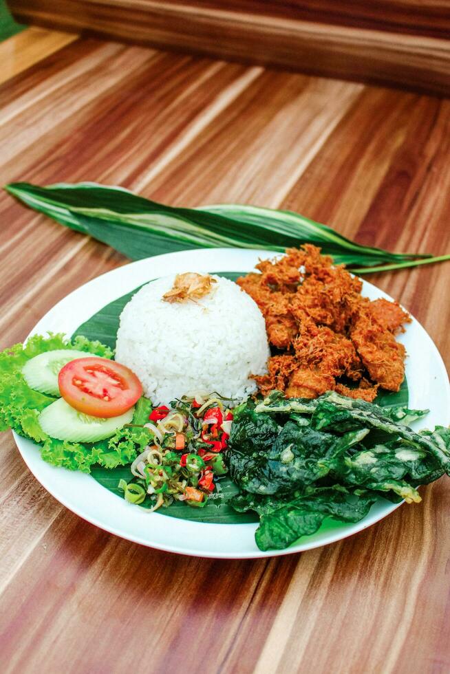 indonésio, ásia cozinha frito frango chamado ayam Goreng rempah sambal matah especiarias foto