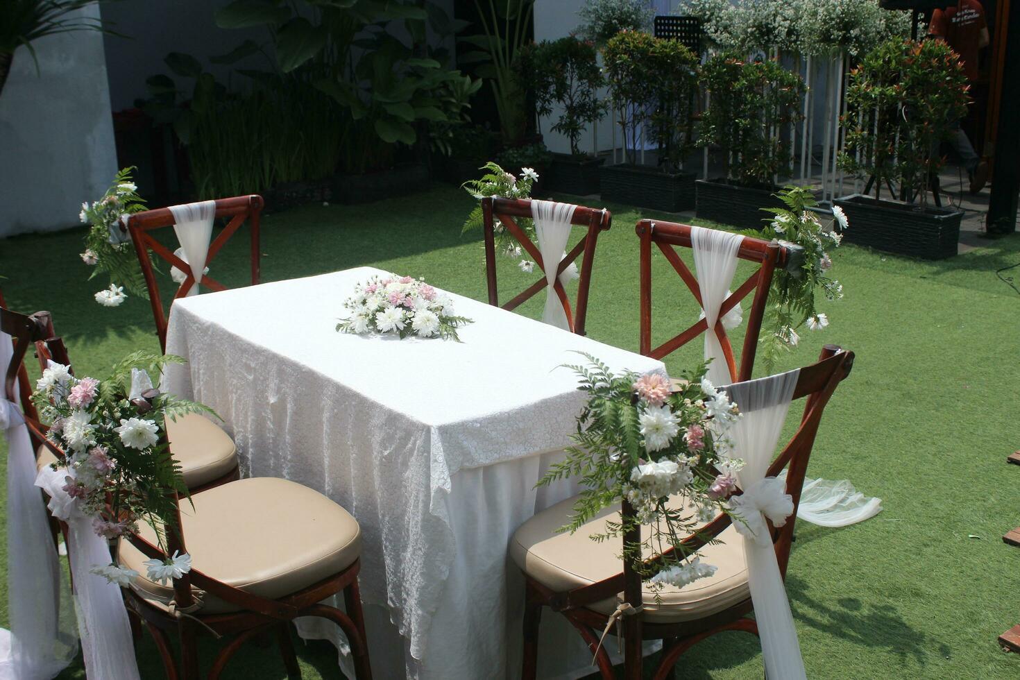 Casamento altar e linha do Castanho e branco cadeiras tiro às baixo ângulo preparado em a lindo parque ou jardim foto