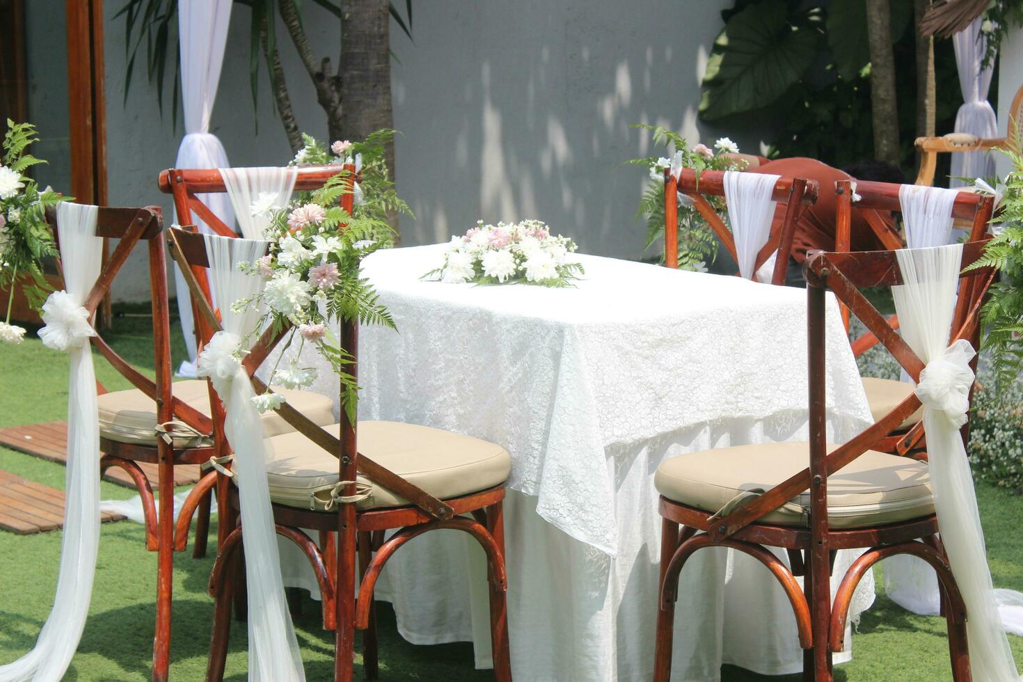 Casamento altar e linha do Castanho e branco cadeiras tiro às baixo ângulo preparado em a lindo parque ou jardim foto