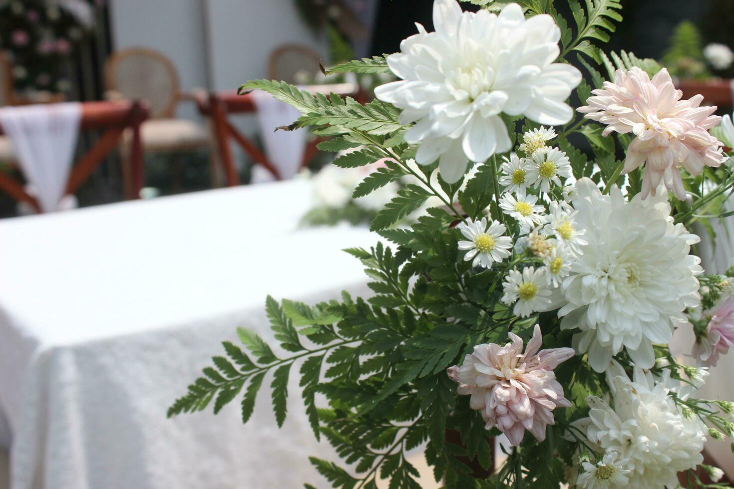 Casamento altar e linha do Castanho e branco cadeiras tiro às baixo ângulo preparado em a lindo parque ou jardim foto