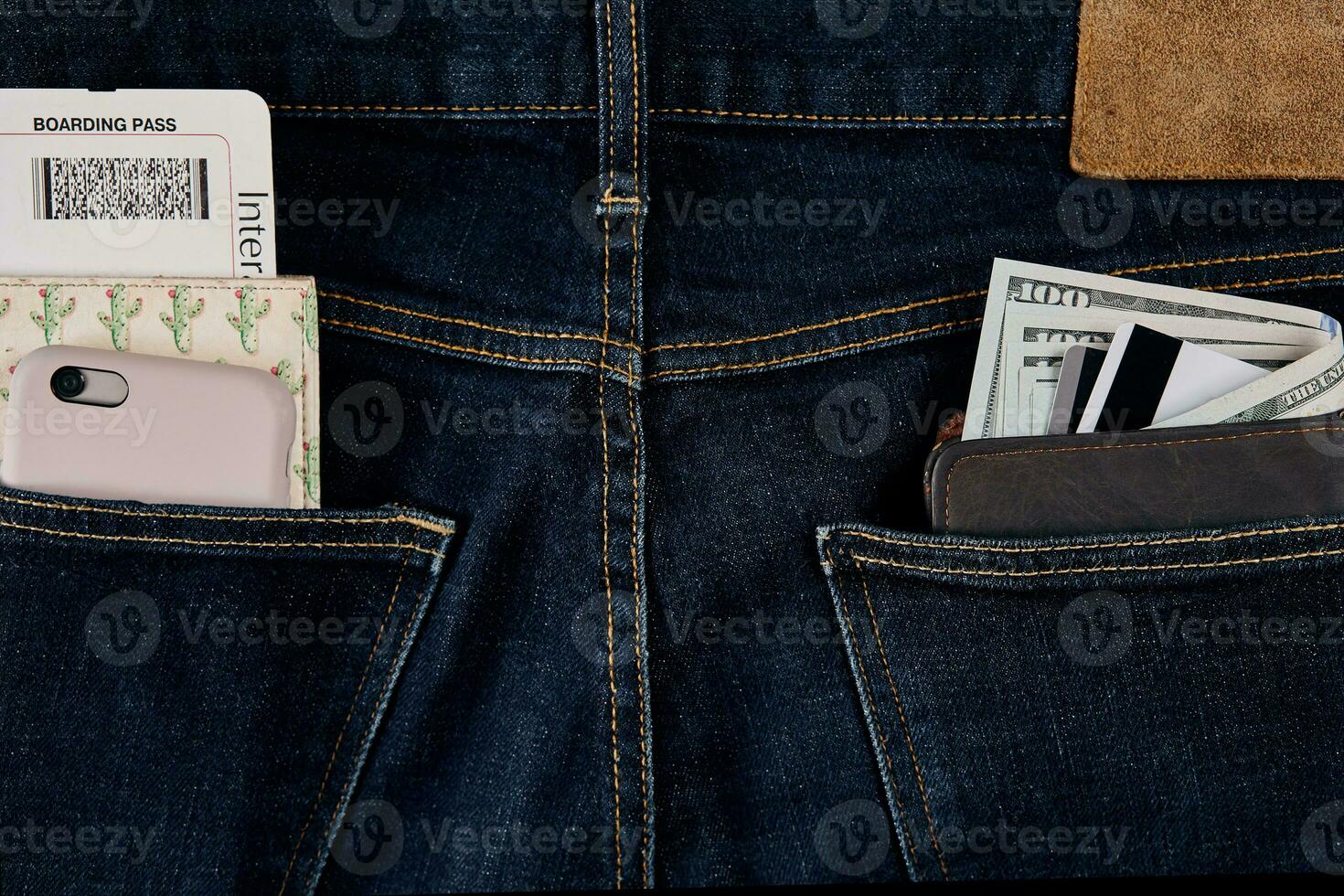 dinheiro, inteligente, débito cartão e crédito cartão estão dentro bolso do azul jeans. foto