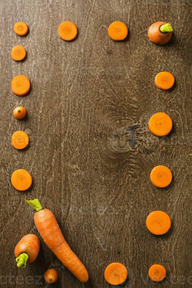 fatiado cenoura em ardósia e de madeira contador topo fundo foto