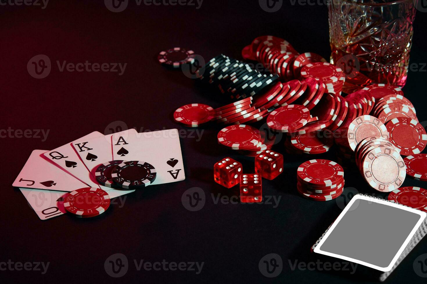 cartões do pôquer jogador. em a mesa estão salgadinhos e uma vidro do coquetel com uísque. combinação do cartões - real rubor foto